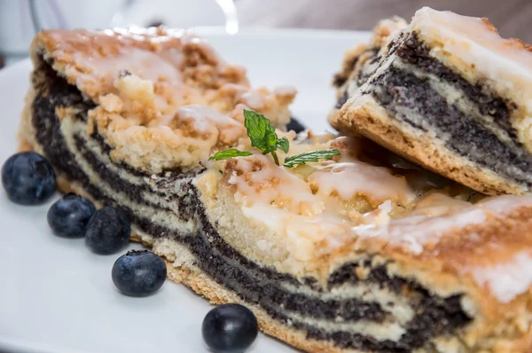 Placa con pastel de amapola recién horneado — Foto de Stock