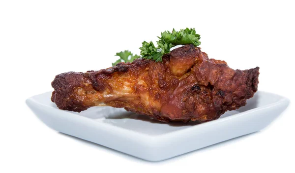 Placa com pedaços de frango no branco — Fotografia de Stock