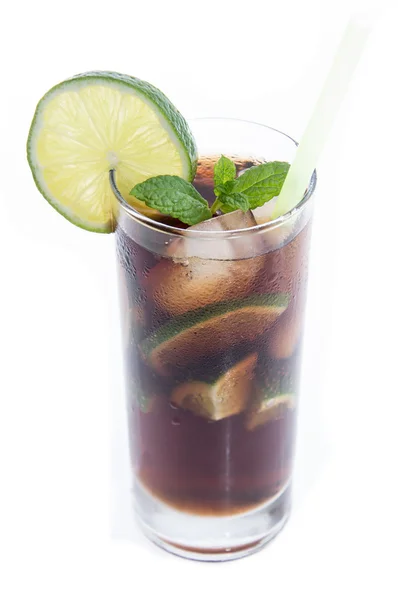 Cuba libre isoliert auf weiß — Stockfoto