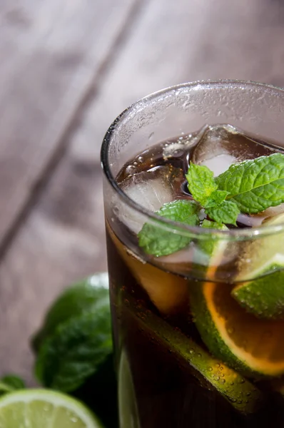 Vers gemaakte Cocktail (Cuba Libre) — Stockfoto