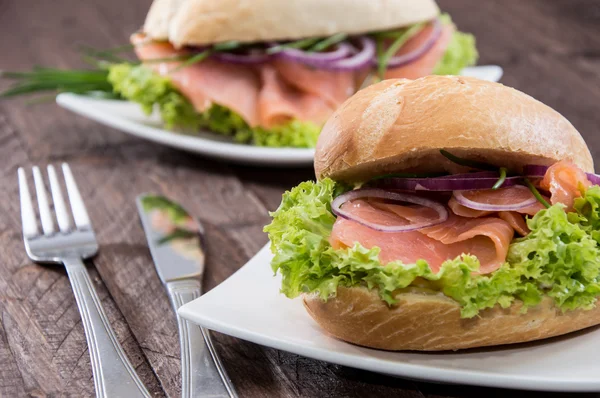 Salmão defumado em um pão — Fotografia de Stock