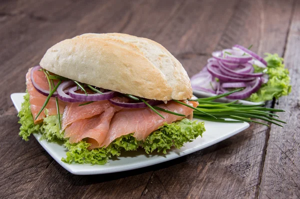 Panino con salmone affumicato — Foto Stock