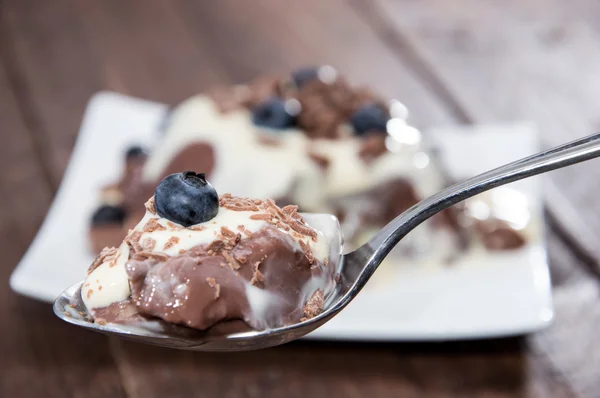 Pudding med vaniljesaus på tallerken – stockfoto