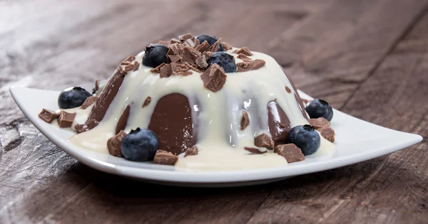 Pudding with Sauce and Blueberries — Stock Photo, Image