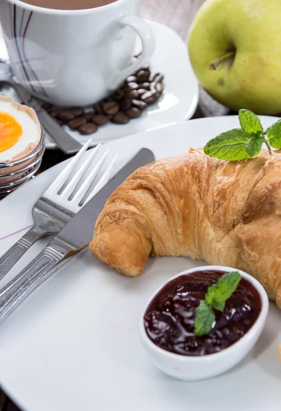 Fresh gjorde frukost med croissanter och sylt — Stockfoto