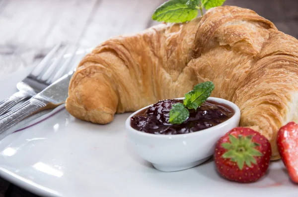 Fresh gjorde frukost med croissanter och sylt — Stockfoto