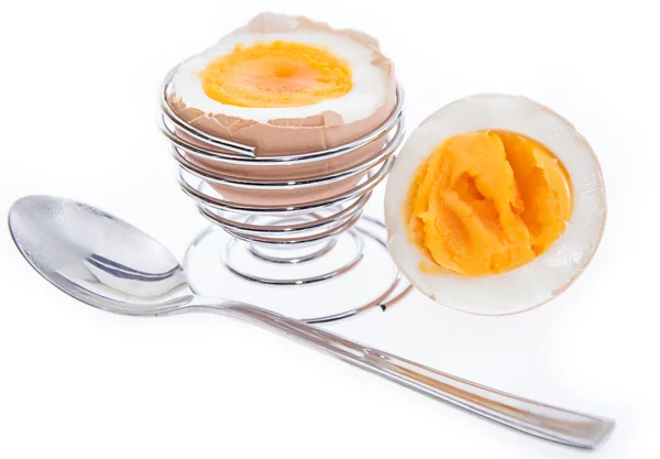 Połowę jaj na białym tle — Zdjęcie stockowe