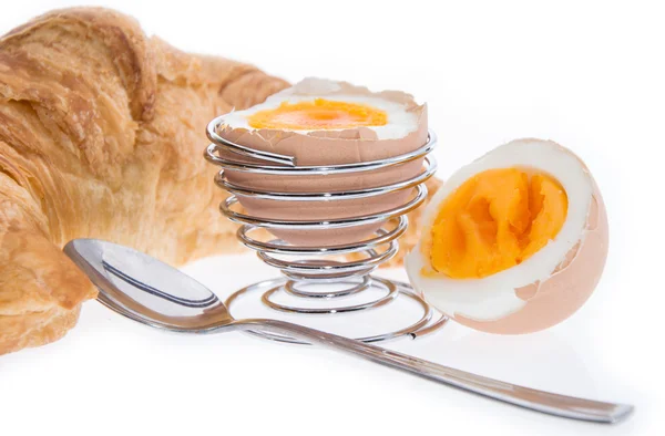 Śniadanie jajko z rogalik na biały — Zdjęcie stockowe