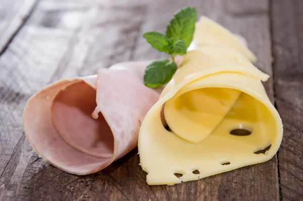 Schinken und Käse auf Holz — Stockfoto