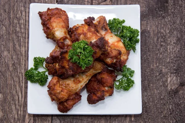접시에 닭 날개 — 스톡 사진