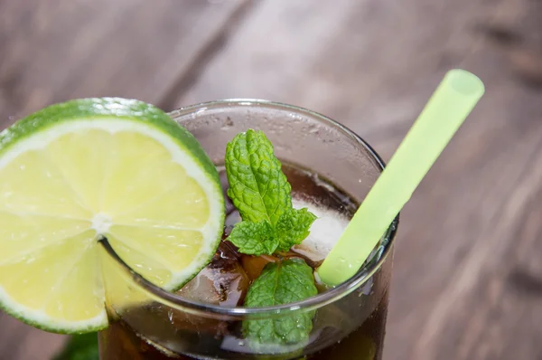 Frisch zubereiteter Cocktail (cuba libre) — Stockfoto