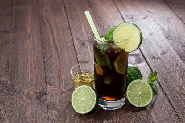 Vers gemaakte cuba libre op hout — Stockfoto