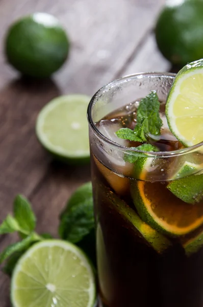 Vers gemaakte cuba libre op hout — Stockfoto