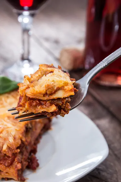 Stuk van vers gemaakte lasagne op een vork — Stockfoto