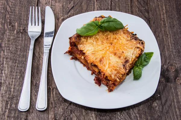 Plattan med en bit färsk gjort lasagne — Stockfoto