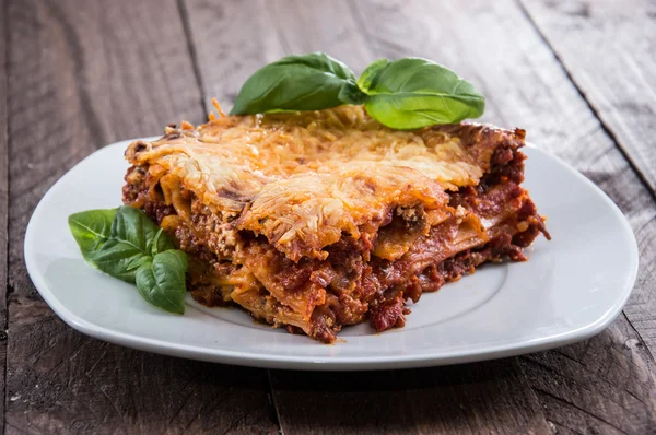 Frisch zubereitete Lasagne auf einem Teller — Stockfoto