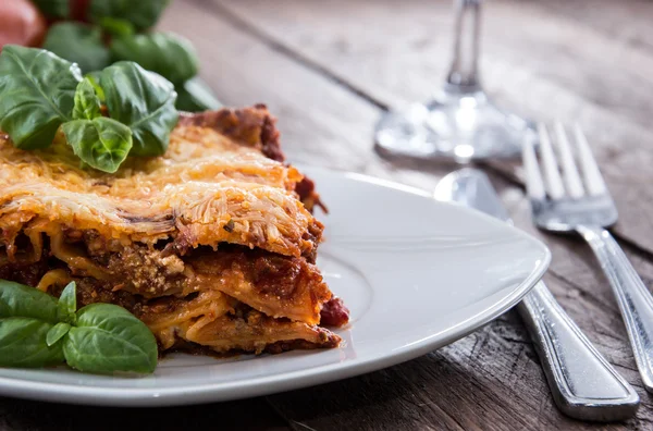 Vers gemaakte lasagne op een plaat — Stockfoto