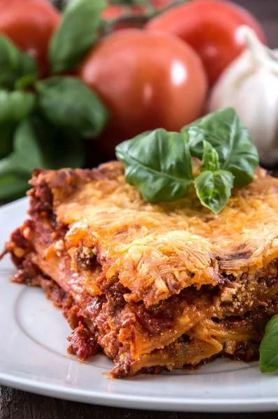 Plattan med en bit färsk gjort lasagne — Stockfoto