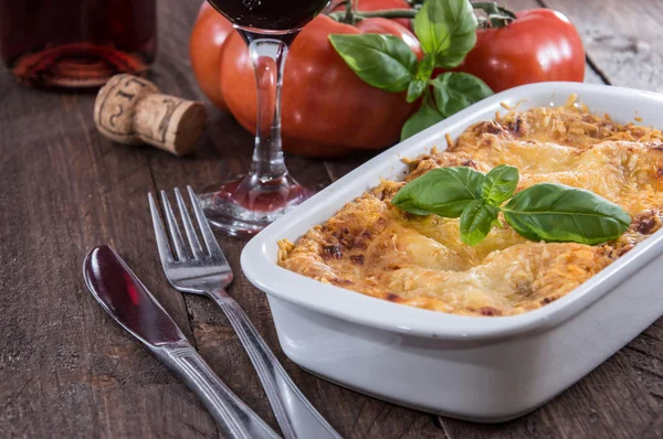 Piatto di cottura con lasagne — Foto Stock