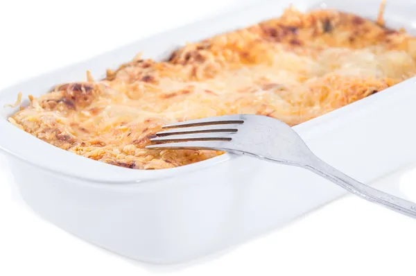 Portion Lasagne isoliert auf weiß — Stockfoto