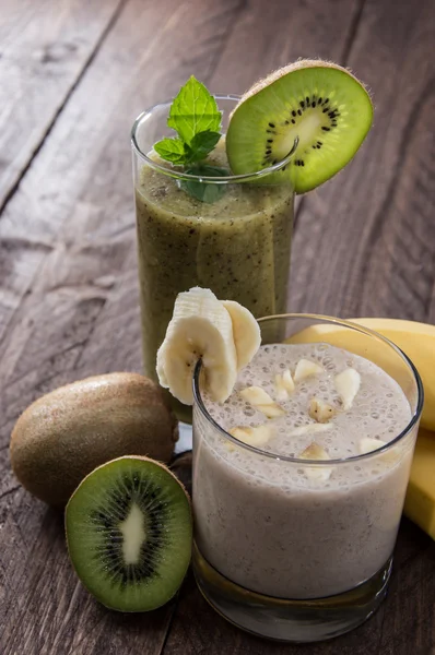 Banana e Kiwi Smoothie com frutas frescas — Fotografia de Stock