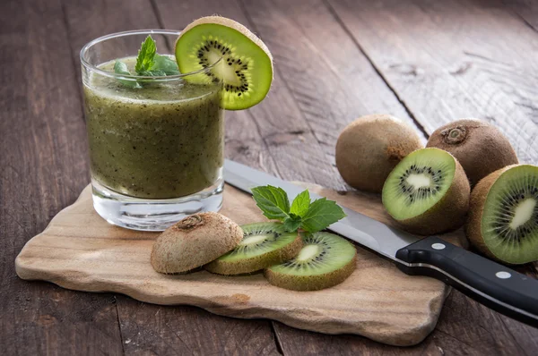 Vers gemaakte kiwi schudden — Stockfoto