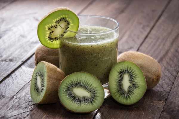 Vers gemaakte kiwi schudden — Stockfoto