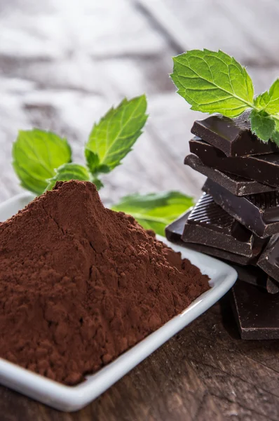 Chocolade met een hoop van cacao — Stockfoto