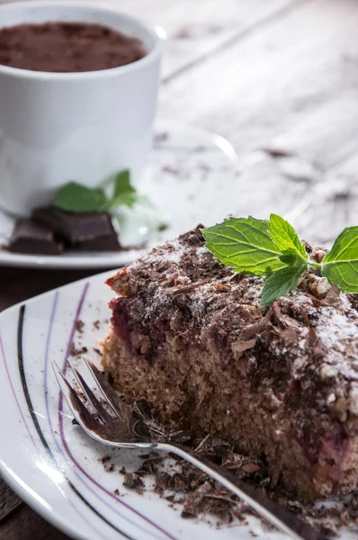 Pezzo di torta al cioccolato appena sfornata — Foto Stock