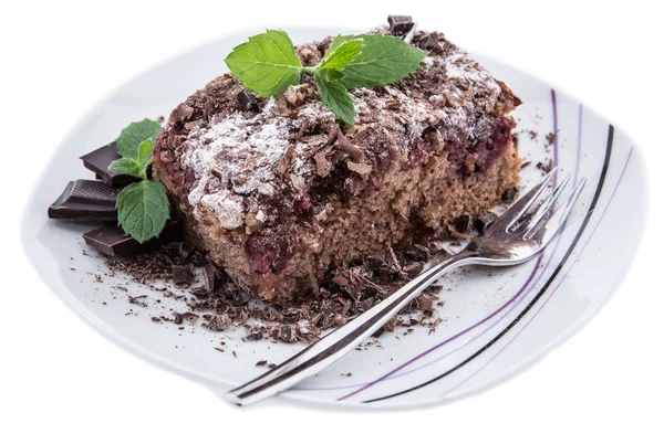 Pedazo de pastel de chocolate aislado en blanco — Foto de Stock