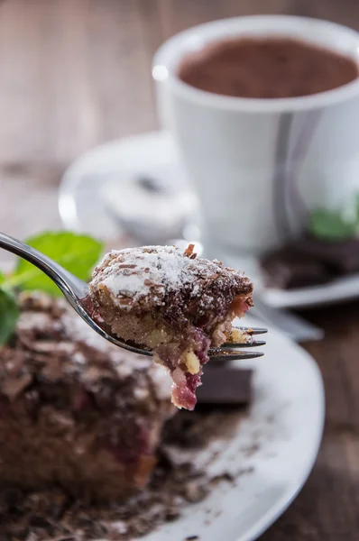 Вилка с шоколадным тортом — стоковое фото