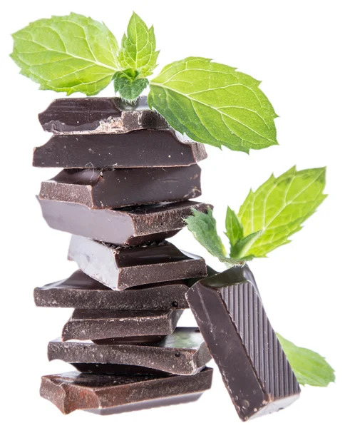 Gestapelde chocolade met munt (op wit) — Stockfoto