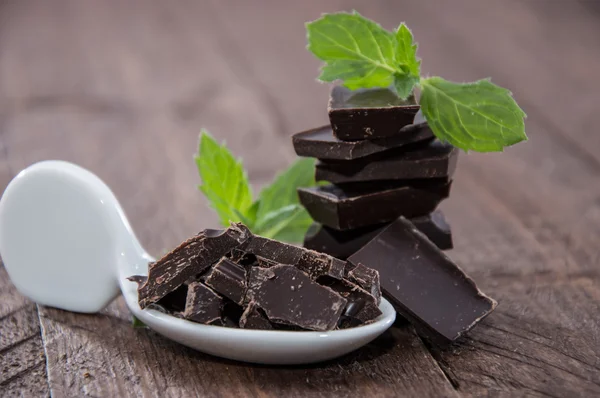 Chocolate apilado con menta —  Fotos de Stock