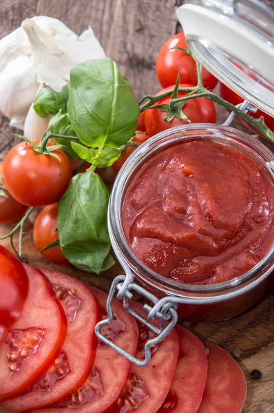 Домашний томатный соус — стоковое фото