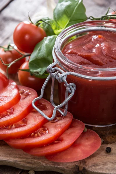 Szkło z sosem pomidorowym — Zdjęcie stockowe