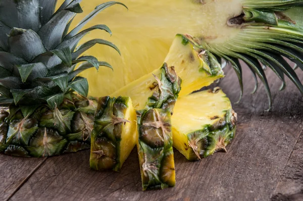 Ananas stukjes op hout — Stockfoto