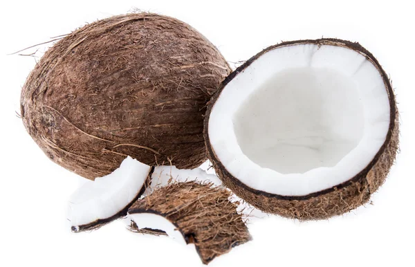 Gebarsten kokosnoot geïsoleerd op wit — Stockfoto