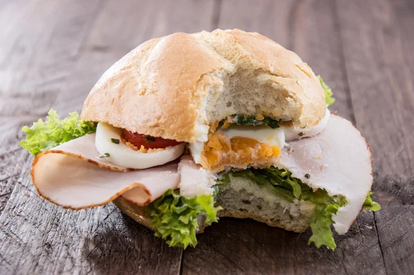 Sandwich de pollo sobre madera —  Fotos de Stock