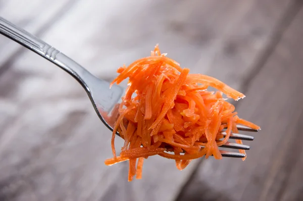 Insalata di carote su una forchetta — Foto Stock