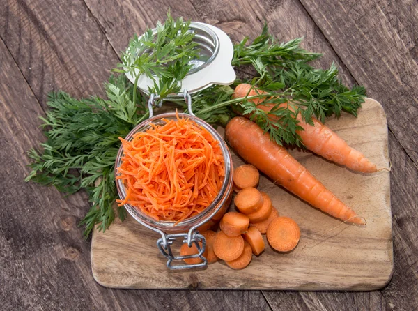 Доска для резки с морковным салатом — стоковое фото