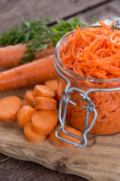 Karottensalat mit Zutaten — Stockfoto