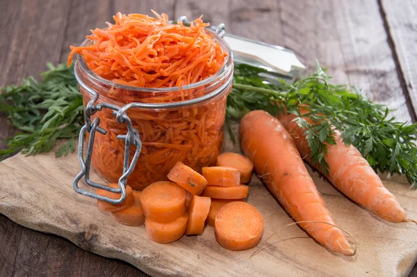 Dewan Pemotongan dengan Carrot Salad — Stok Foto