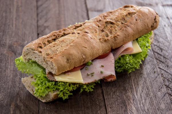 Sandwich cu șuncă și brânză — Fotografie, imagine de stoc