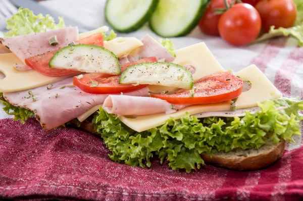 Сэндвич с ветчиной и сыром — стоковое фото