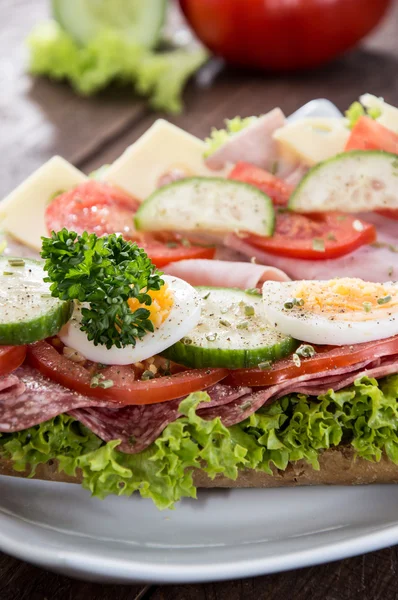 Frisch zubereitetes Salami-Sandwich — Stockfoto