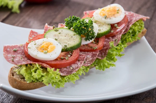 Frisch zubereitetes Salami-Sandwich — Stockfoto