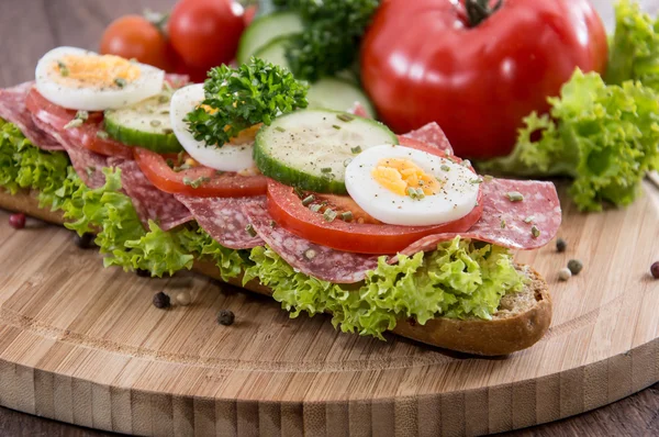Sandwich de salame acabado de fazer — Fotografia de Stock