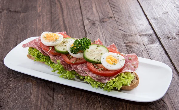 Sandwich de salame acabado de fazer — Fotografia de Stock