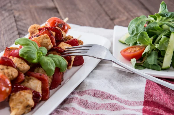 Spiedino di pollo su sfondo di legno — Foto Stock