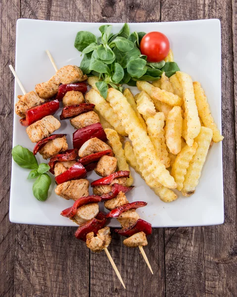 Spiedino fresco con patatine fritte — Foto Stock